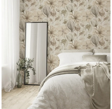 Slaapkamer met bloemenbehang, bed en spiegel