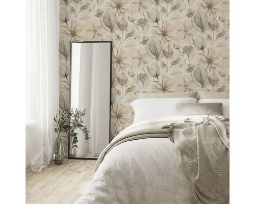 Slaapkamer met bloemenbehang, bed en spiegel