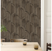 Decoratief wandpaneel met houtlook en geometrisch patroon in de eetkamer.