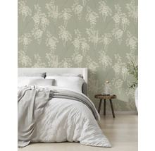 Slaapkamer met bed en behang met bloemmotief