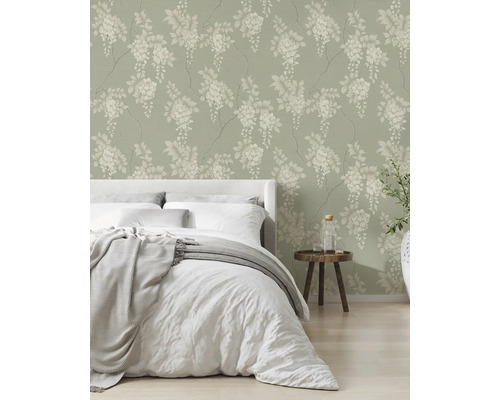 Slaapkamer met bed en behang met bloemmotief