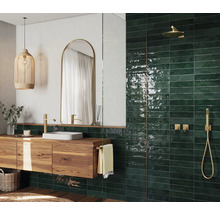 Moderne badkamer met houten wastafel, spiegel, hanglamp en groene tegels in de doucheruimte