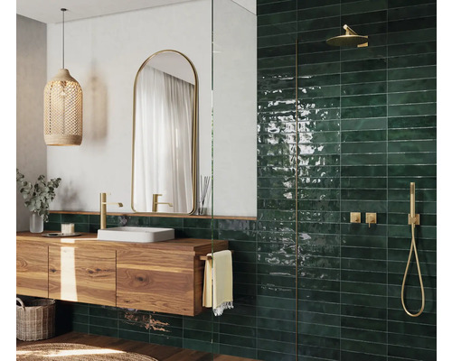 Moderne badkamer met houten wastafel, spiegel, hanglamp en groene tegels in de doucheruimte