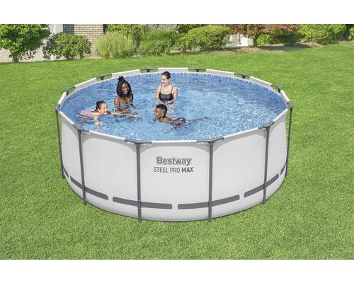 Rond Bestway stalen frame zwembad met mensen in de tuin