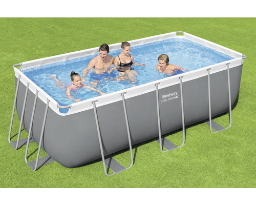 Rechthoekig Bestway stalen frame zwembad met gezin in het water op gazon