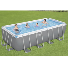 Rechthoekig zwembad met stalen frame met vier mensen in het water in de tuin
