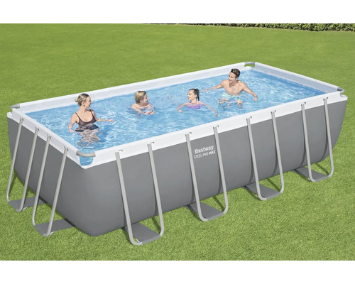 Rechthoekig zwembad met stalen frame met vier mensen in het water in de tuin
