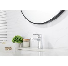 Moderne badkamer met wastafelkraan en ronde spiegel