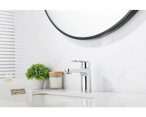 Moderne badkamer met wastafelkraan en ronde spiegel