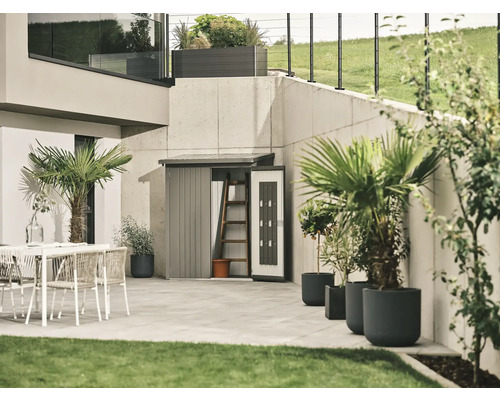 Tuinscene met tuinhuis, terrasmeubilair en planten