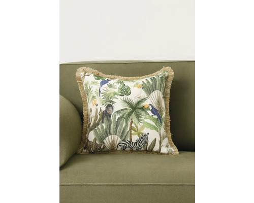 Sierkussen met jungle motief op een bank