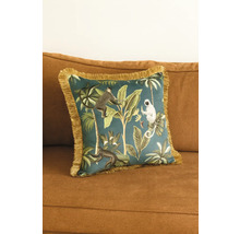 Decoratief kussen met jungle motief en franjes op een bank