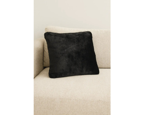 Zwart sierkussen op een bank