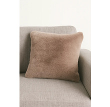 Vierkant decoratief kussen met imitatiebont op een bank