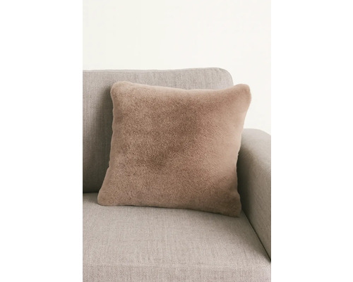 Vierkant decoratief kussen met imitatiebont op een bank