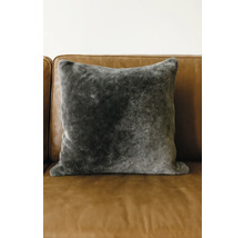 Decoratief kussen van imitatiebont op een bank