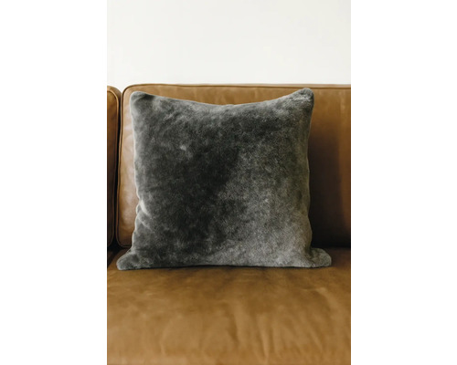Decoratief kussen van imitatiebont op een bank