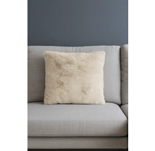 Decoratief kussen van imitatiebont op een bank