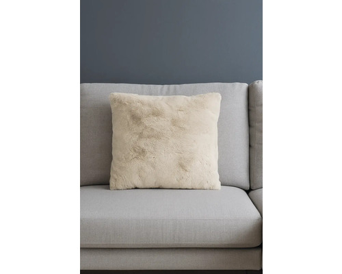 Decoratief kussen van imitatiebont op een bank