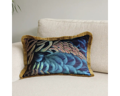 Sierkussen met verenpatroon en franjes op een bank