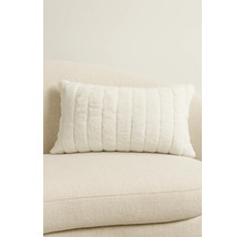 Decoratief kussen met verticaal ribbelpatroon op de bank