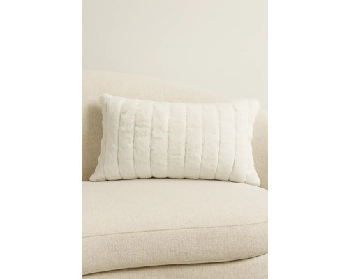 Decoratief kussen met verticaal ribbelpatroon op de bank