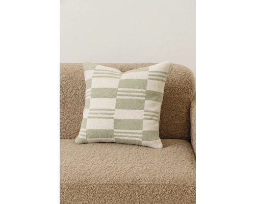 Decoratief kussen met grafisch patroon op een bank