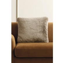 Decoratief kussen met imitatievacht op een bank