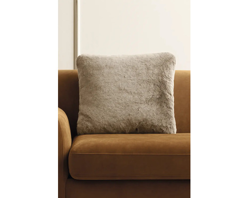 Decoratief kussen met imitatievacht op een bank