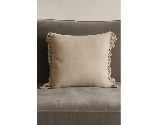 Vierkant sierkussen met franjes op bank