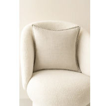 Vierkant sierkussen met sierstiksel op een fauteuil