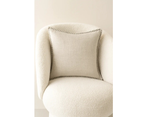 Vierkant sierkussen met sierstiksel op een fauteuil