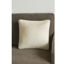 Vierkant kussen van imitatiebont op een bank