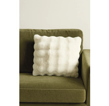 Decoratief kussen met een faux fur look op een bank