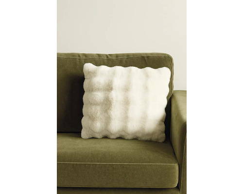 Decoratief kussen met een faux fur look op een bank
