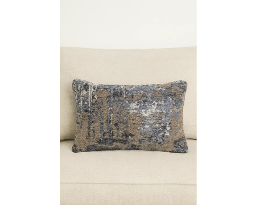 Decoratief kussen met abstract patroon op een bank