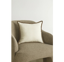 Vierkant kussen met rand op een fauteuil