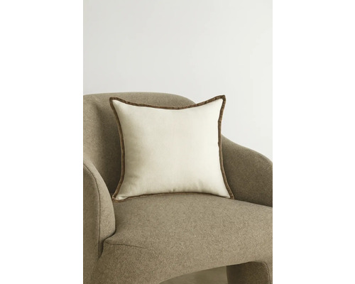 Vierkant kussen met rand op een fauteuil