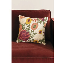 Sierkussen met bloemmotief op een bank