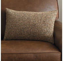 Rechthoekig sierkussen op een leren bank