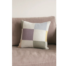 Vierkant sierkussen met ruitpatroon op een bank