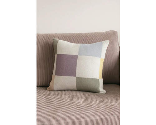 Vierkant sierkussen met ruitpatroon op een bank