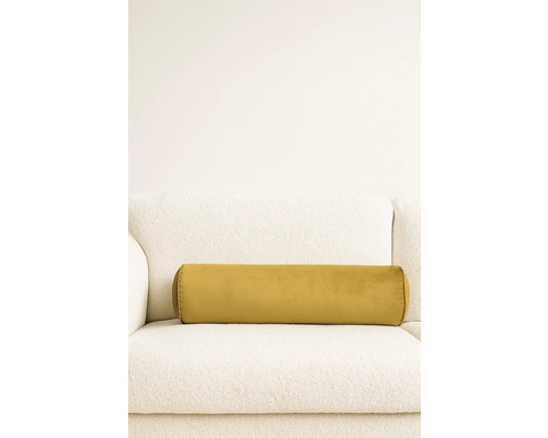 Geel rolkussen op een bank