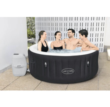 Opblaasbare Lay-Z-Spa Miami whirlpool met vier personen in de tuin.