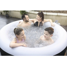 Familie ontspant in een opblaasbare jacuzzi buiten