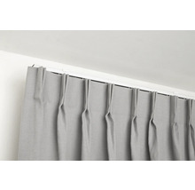 Grijs gordijn aan een witte gordijnrail