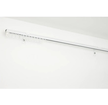 Gordijnrail van metaal bevestigd aan een muur