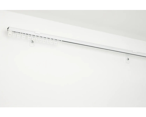 Gordijnrail van metaal bevestigd aan een muur