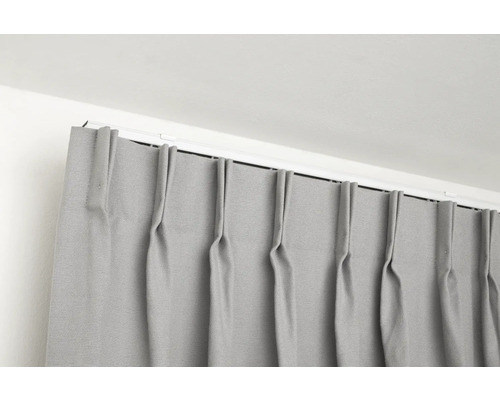 Grijs gordijn aan een witte gordijnrail