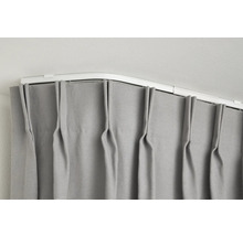 Grijs gordijn aan gordijnrail